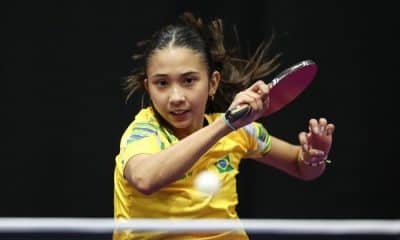 Giulia Takahashi rebate a bola em uma partida do Sul-Americano de tênis de mesa