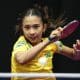 Giulia Takahashi rebate a bola em uma partida do Sul-Americano de tênis de mesa