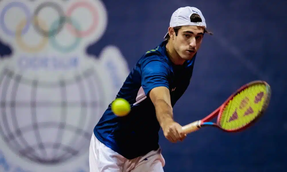 Gustavo Heide rebate bola com um backhande no Challenger de Palmas del Mar