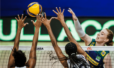 Júlia Bergmann ataca bola contra os Estados Unidos na Liga das Nações de vôlei feminino