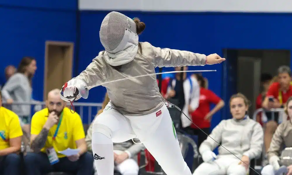 Karina Trois segura seu sabre em duelo do Pan-Americano de Esgrima em Lima no Peru torneio satélite victória vizeu