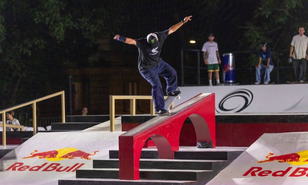 Kelvin Hoefler faz manobra em corrimão no Pro Tour de Roma de skate street