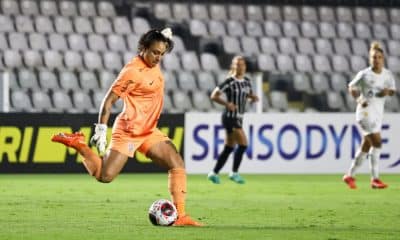 Lelê, goleira do Corinthians, cobra tiro de meta no jogo contra o Santos no Paulistão Feminino