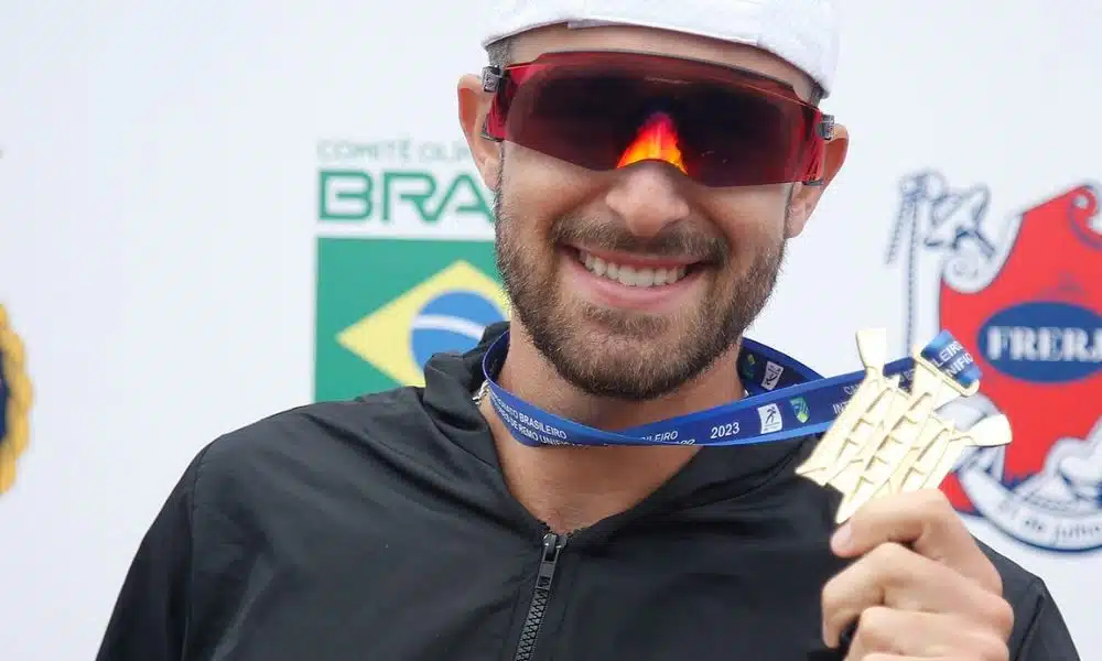 Lucas Verthein posa para foto segurando sua medalha de ouro do Campeonato Brasileiro de Remo