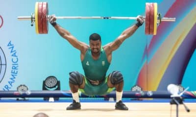 Marco Túlio Gregório carrega o halter com os pesos sobre sua cabeça. Ele competiu no Grand Prix de Havana em Cuba