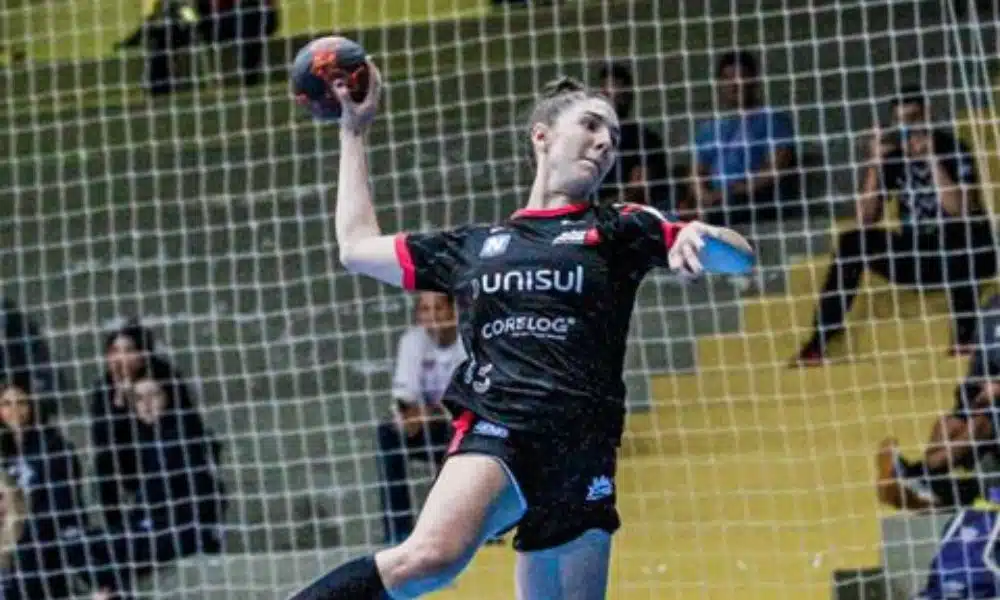 Jogadora do Nacional de SC no Sul-Centro Americano de handebol