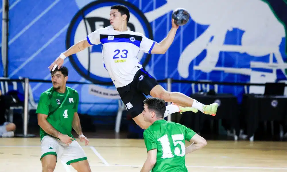 Atleta do Pinheiros salta para fazer chute em jogo do Sul-Centro Americano de handebol masculino