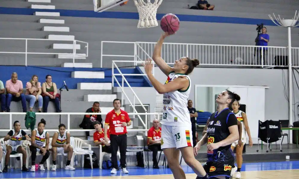 Atleta do Sampaio Basquete faz bandeja contra o Bax Catanduva em jogo da LBF