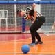 Jogador do Santos faz arremesso em jogo do Regional Sudeste 2 de goalball. Os atletas da equipe vestem calças pretas e camiseta branca e preta listrada