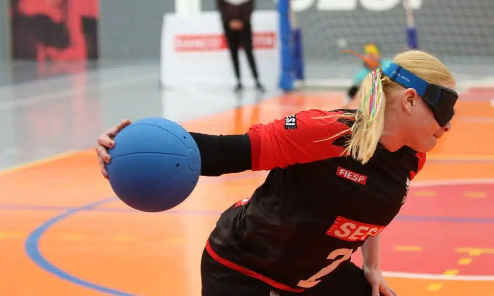 Gaby, do Sesi, gira antes de fazer arremesso no Regional Sudeste 2 de goalball