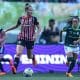Jogadora do São Paulo conduz a bola marcada por atleta do Palmeiras. Times fazem clássico no Paulistão Feminino ao vivo