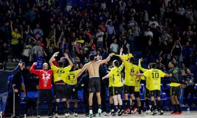 Atletas do Taubaté comemoram com a torcida no Sul-Centro Americano de handebol