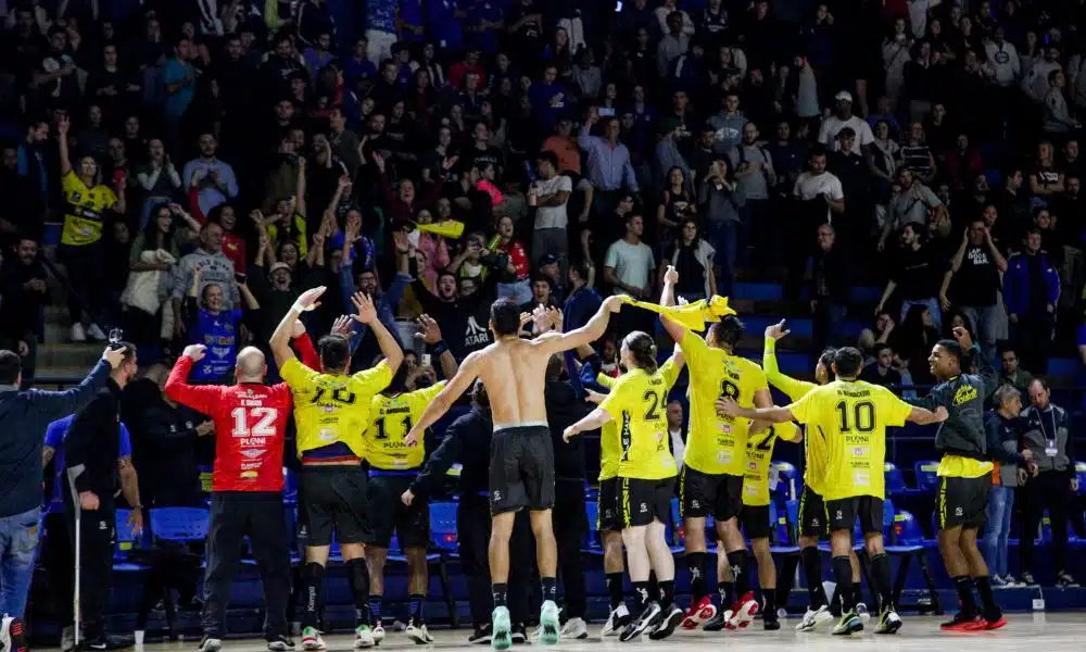Atletas do Taubaté comemoram com a torcida no Sul-Centro Americano de handebol