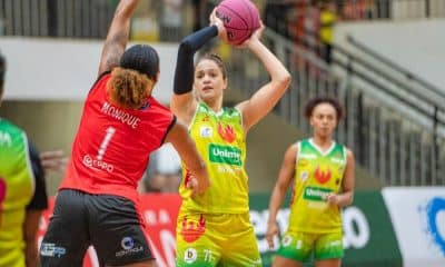 Atleta do Unimed Campinas segura a bola, marcada por atleta do Ituano em jogo da LBF