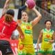 Atleta do Unimed Campinas segura a bola, marcada por atleta do Ituano em jogo da LBF