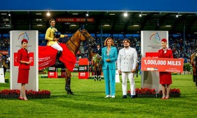 Yuri Mansur e Miss Blue posam para foto ao receber o prêmio do GP Europa em Aachen