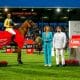 Yuri Mansur e Miss Blue posam para foto ao receber o prêmio do GP Europa em Aachen