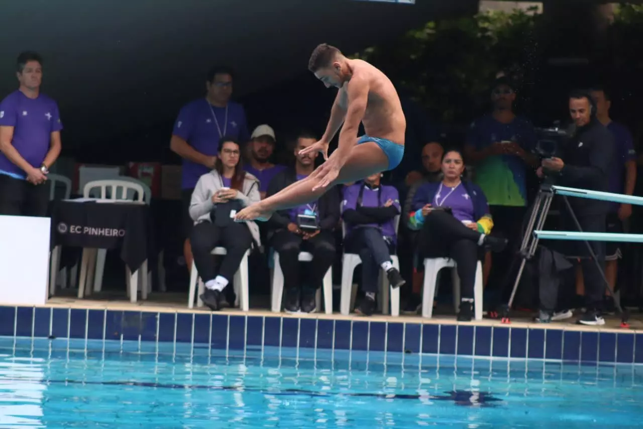 Rafael Fogaça competindo no trampolim 1m dos saltos ornamentais no Mundial de Esportes Aquáticos em Fukuoka; Rafael Max Almeida