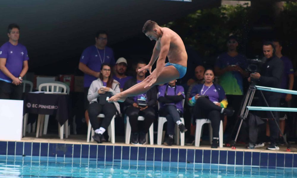 Rafael Fogaça competindo no trampolim 1m dos saltos ornamentais no Mundial de Esportes Aquáticos em Fukuoka; Rafael Max Almeida