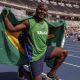 João Victor Teixeira ajoelhado e com a bandeira do Brasil após medalha no Mundial