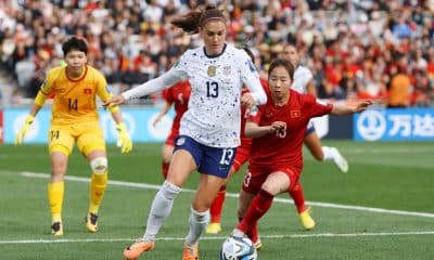 Alex Morgan, dos Estados Unidos, está com a bola enquanto jogadora do Vietnã tenta roubá-la