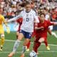 Alex Morgan, dos Estados Unidos, está com a bola enquanto jogadora do Vietnã tenta roubá-la