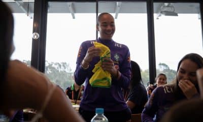 Aline sorri com camisa da Seleção que recebeu em despedida da Copa do Mundo Feminina