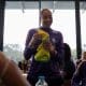 Aline sorri com camisa da Seleção que recebeu em despedida da Copa do Mundo Feminina