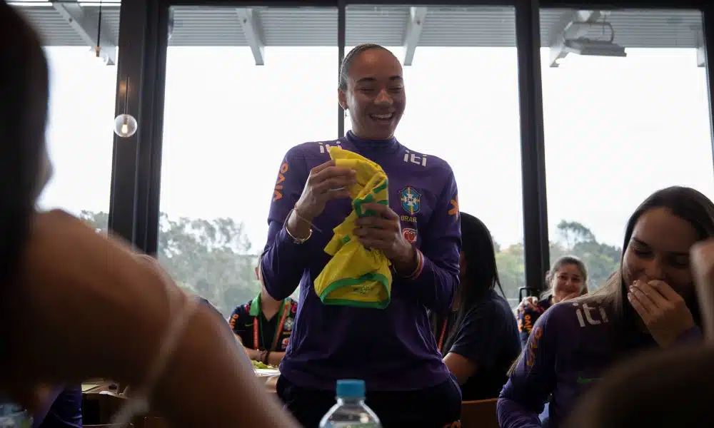 Aline sorri com camisa da Seleção que recebeu em despedida da Copa do Mundo Feminina