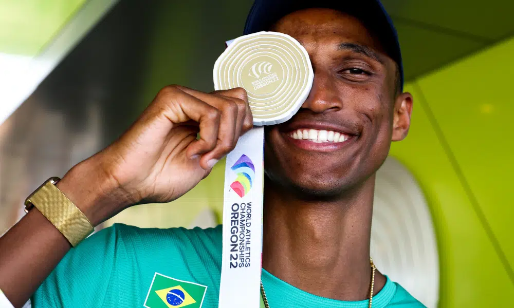 Alison dos Santos com a medalha no Mundial; ele voltará a competir nos 400m rasos na Diamond League da Silésia