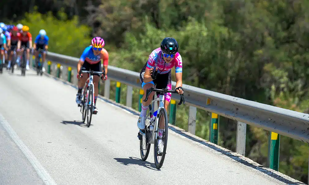 Na imagem, Ana Vitória Magalhães prestes a fazer uma curva com sua bicicleta.