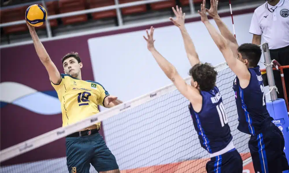 Arthur Bento encarando bloqueio duplo da Itália no Mundial Sub-21 de Voleibol masculino