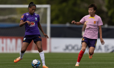 Ary Borges, do Brasil, domina bola e é marcada por atleta da China em jogo-treino antes da Copa do Mundo Feminina