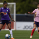 Ary Borges, do Brasil, domina bola e é marcada por atleta da China em jogo-treino antes da Copa do Mundo Feminina