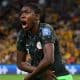 Asisat Oshoala, da Nigéria, tiranda a camisa após marcar contra Austrália pela Copa do Mundo Feminina