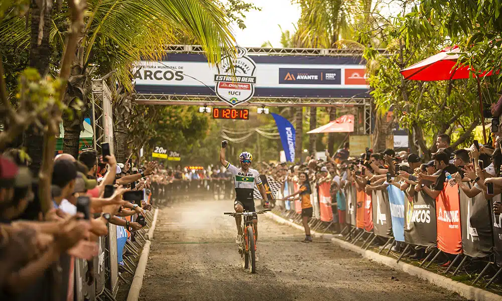 Na imagem, Henrique Avancini comemorando a vitória na linha de chegada.
