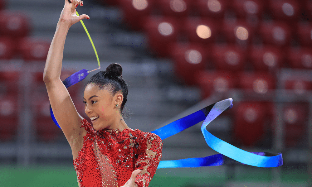 Barbara Domingos em ação na disputa da fita na Copa do Mundo de Cluj-Napoca (Ricardo Bufolin/CBG)