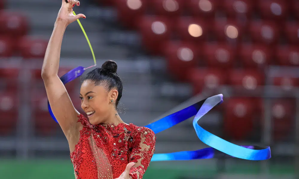 Barbara Domingos em ação na disputa da fita na Copa do Mundo de Cluj-Napoca (Ricardo Bufolin/CBG)