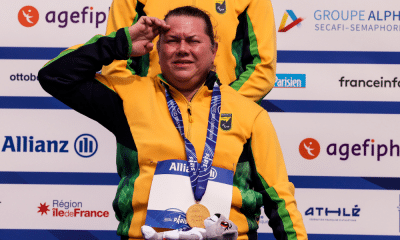 Beth Gomes no pódio do Mundial de atletismo paralímpico de Paris após novo recorde mundial do lançamento de disco