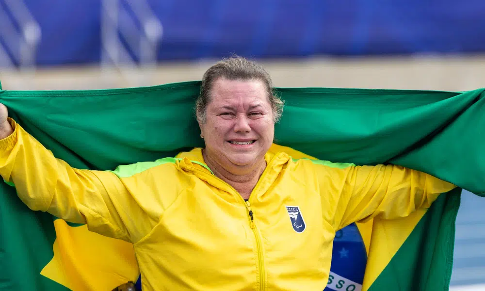 Beth Gomes emocionada e com a bandeira do Brasil após ouro no Mundial de atletismo paralímpico - recorde mundial Jogos Parapan-Americanos de Santiago-2023