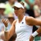 Bia Haddad Maia com as mãos nas costas em Wimbledon
