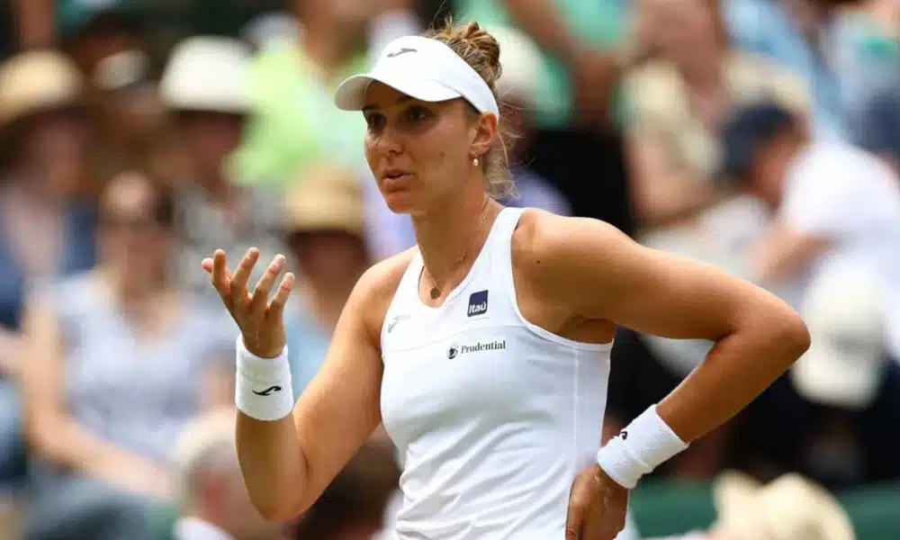 Bia Haddad Maia com as mãos nas costas em Wimbledon