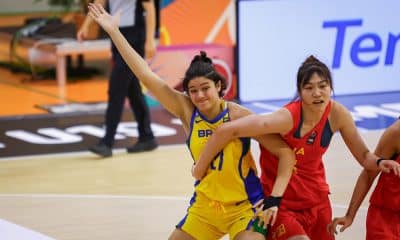 Na imagem, Manuella Alves, jogadora do Brasil, sofrendo com a marcação chinesa.