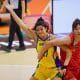 Na imagem, Manuella Alves, jogadora do Brasil, sofrendo com a marcação chinesa.