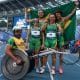Na imagem, time do Brasil comemorando o bronze no revezamento.
