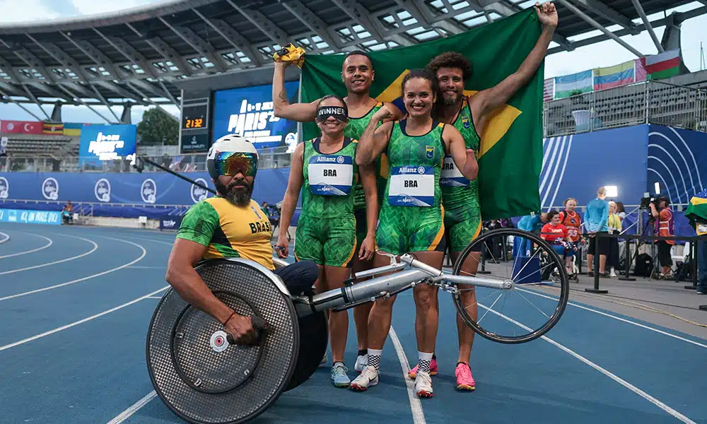 Na imagem, time do Brasil comemorando o bronze no revezamento.