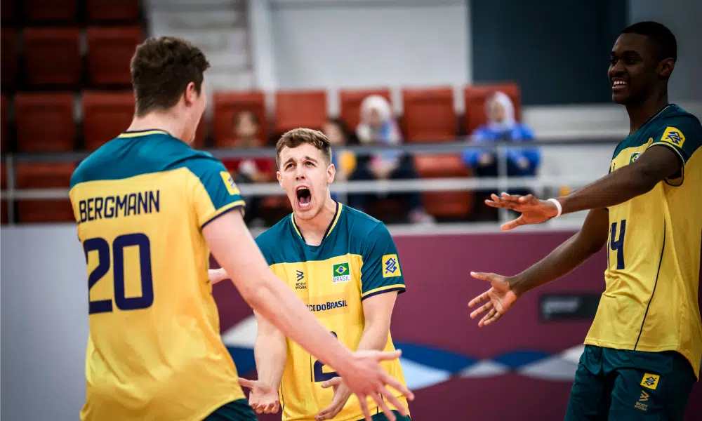 Jogadores do Brasil vibram com vitória sobre o Egito no Mundial Sub-21 de vôlei masculino
