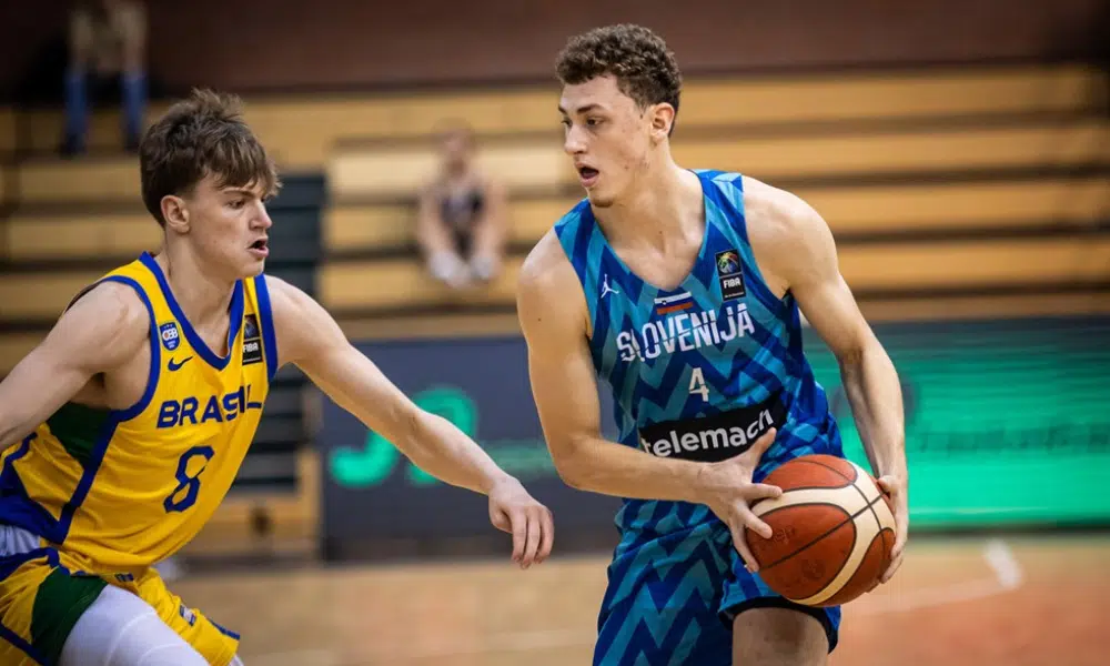 Brasil e Eslovênia se enfrentando no Mundial sub-19 de basquete