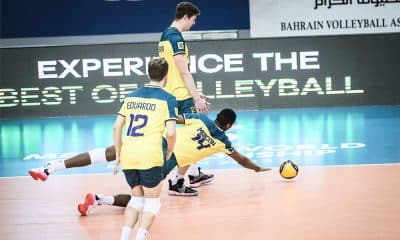 Na imagem, jogadores do Brasil na tentativa de não deixar a bola cair na sua quadra.
