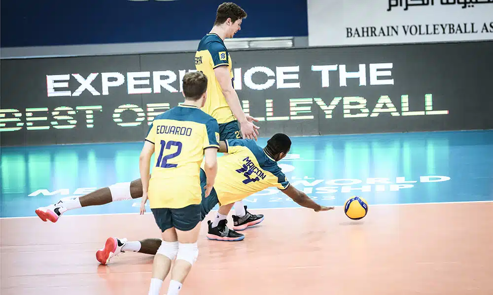 Na imagem, jogadores do Brasil na tentativa de não deixar a bola cair na sua quadra.